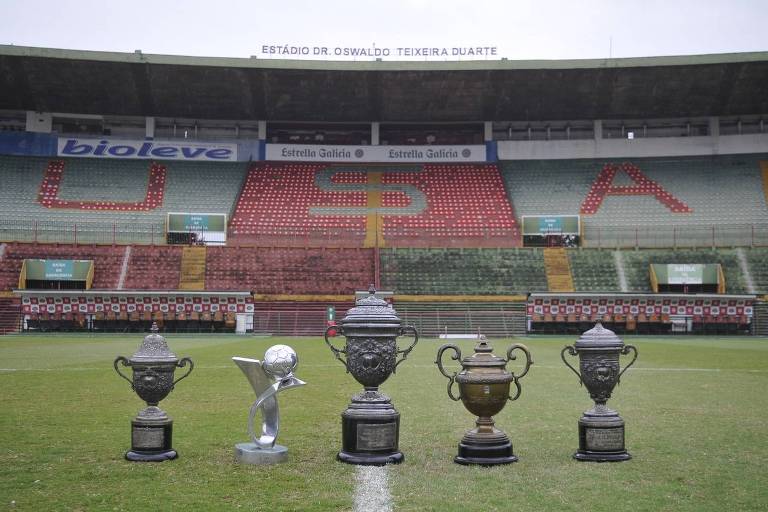 Taças recuperadas pela Portuguesa são levadas para o estádio do Canindé