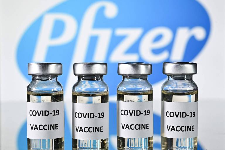 Frascos de vacinas da Pfizer; EUA comprarão 500 milhões de doses da farmacêutica para doação 