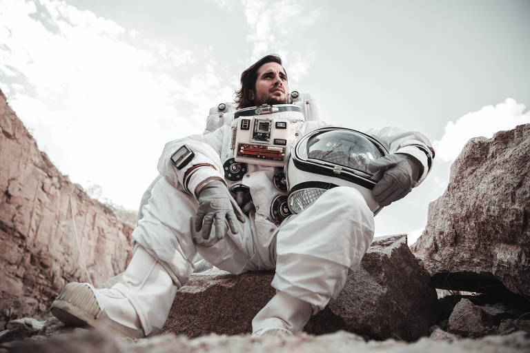 Fiuk com figurino de astronauta para clipe 'Big Bang'
