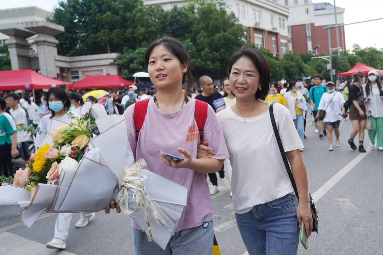 Uma candidata ao 'Enem chinês' é saudada por sua mãe após deixar um dos locais de prova do exame na cidade de Nanchang, China; o gaokao acabou na terça (8) em alguns lugares do país