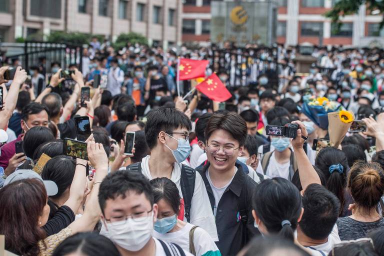 Estudantes saem de um dos locais de prova do exame anual de entrada nas universidades Chinesas, conhecido como gaokao, na cidade de Wuhan, na China, nesta quarta (9)