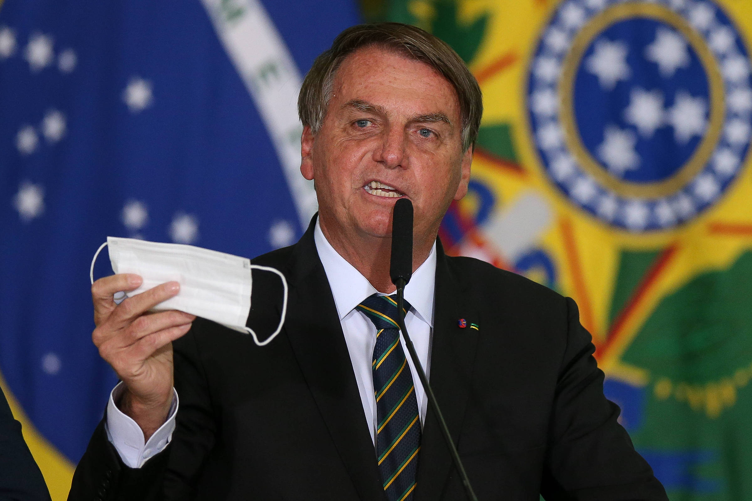 Bolsonaro distorce informações e se diz vítima de censura após fake news sobre vacina