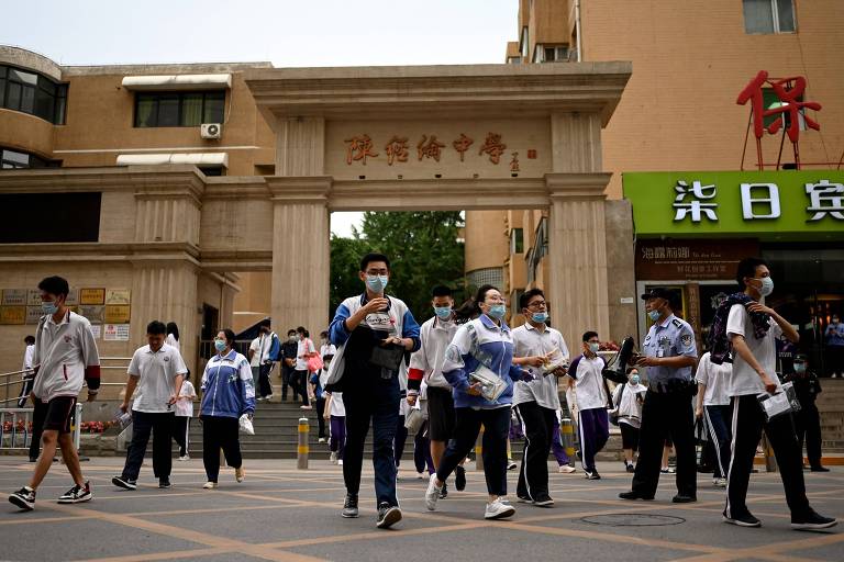 Estudantes saem de escola depois de terminar o primeiro dia do 'Enem chinês', chamado de gaokao, em Pequim