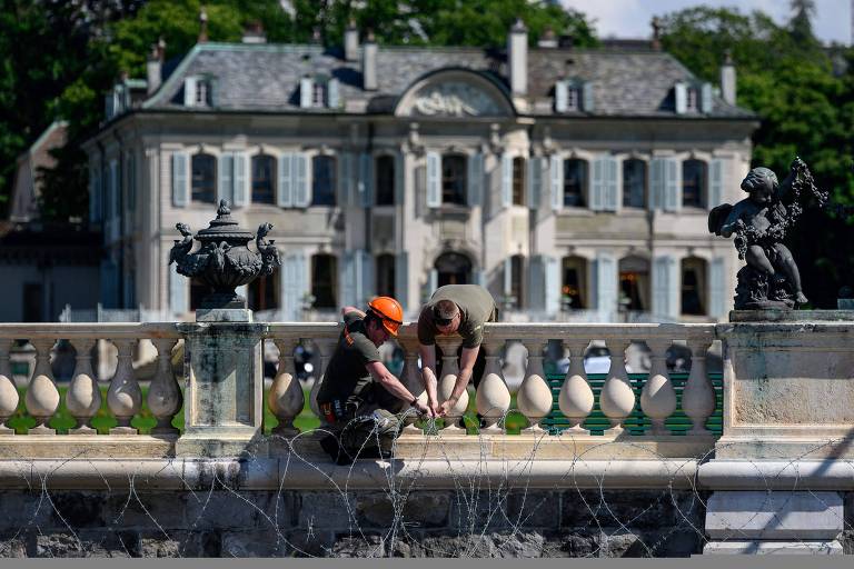 Servidores suíços instalam arame farpado no perímetro da Villa La Grange, junto ao parque homônimo de Genebra, onde a cúpula entre Biden e Putin irá ocorrer
