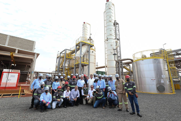 O presidente Jair Bolsonaro, ao lado de governistas e trabalhadores, em visita a uma planta de biogás no interior de SP