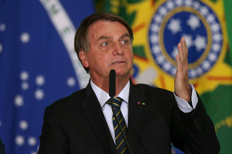 O presidente Jair Bolsonaro gesticula durante discurso em evento no Palácio do Planalto, em Brasília