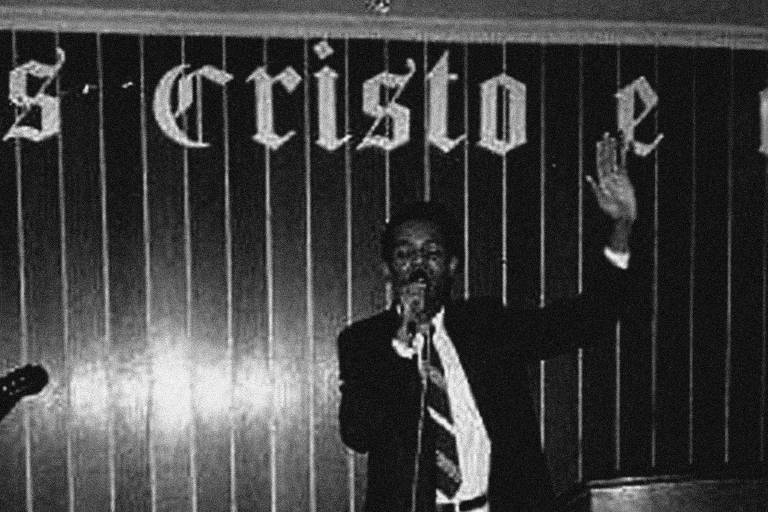Mário Justino, ex-pastor da Igreja Universal, durante culto