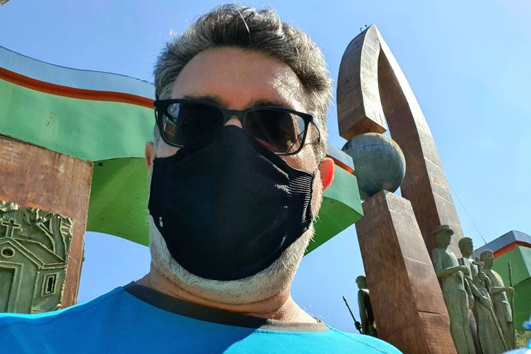 Claudio Ferraraz Junior, 51, professor, Guararema (SP)