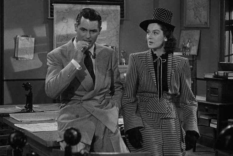 Os atores Cary Grant e Rosalind Russell em cena de "Jejum de Amor" (1940), comédia romântica do diretor Howard Hawks ambientada em um jornal