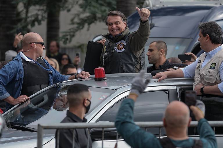 O presidente Jair Bolsonaro (sem partido) no início da motociata, na avenida Santos Dumont, zona norte de São Paulo