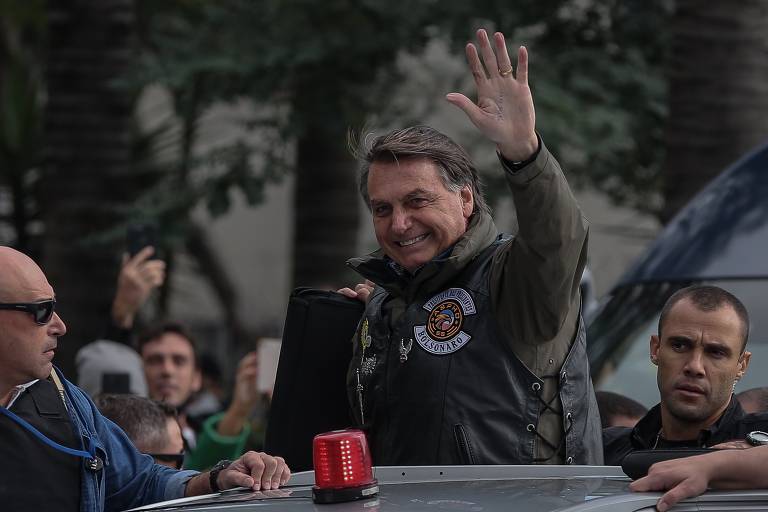 O presidente Jair Bolsonaro (sem partido) no início da motociata, na avenida Santos Dumont, zona norte de São Paulo
