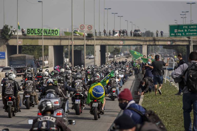 Apoiadores do presidente Jair Bolsonaro (sem partido) durante a passagem da motociata na Marginal Tietê, na altura do sambódromo do Anhembi