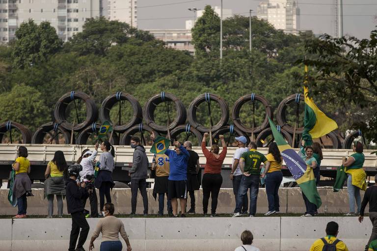 Apoiadores do presidente Jair Bolsonaro (sem partido) durante a passagem da motociata na Marginal Tietê, na altura do sambódromo do Anhembi