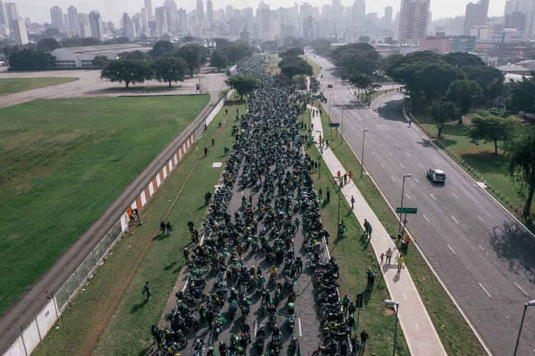 Concentração da motociata na praça Campo de Bagatelle, na zona norte de São Paulo