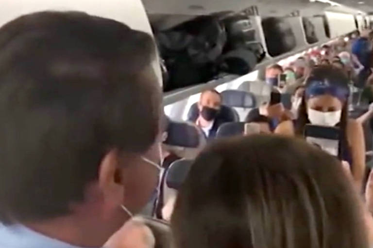 O presidente Jair Bolsonaro (sem partido) foi vaiado e xingado ao entrar em um avião para cumprimentar passageiros em 11 de junho, no aeroporto de Vitória, no Espírito Santo