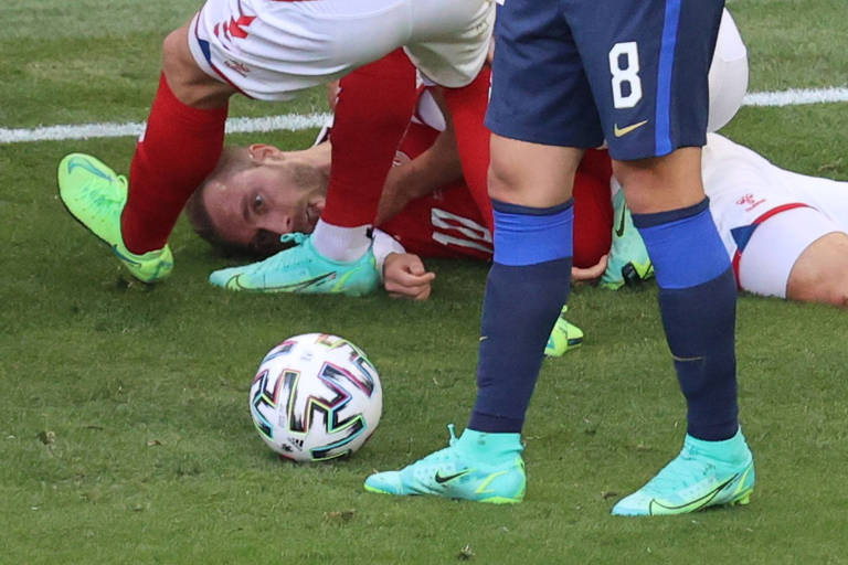 Eriksen, da Dinamarca, passa mal durante jogo contra a Finlândia