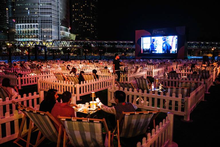 Honcongueses assistem a filme em exibição ao ar livre feita com distanciamento social no fim do ano passado