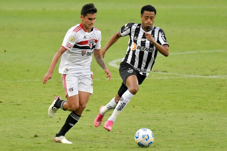 Rodrigo Nestor, do São Paulo, arranca contra Keno, do Atlético-MG