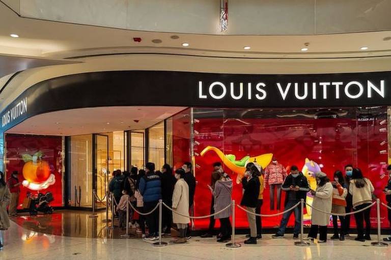 Fachada de loja da marca de luxo Louis Vuitton