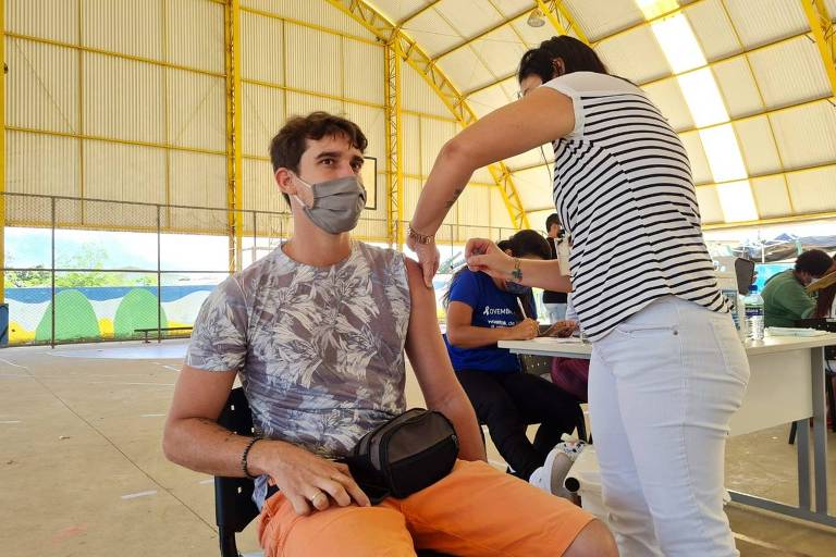 Fernando de Noronha vacina jovens contra Covid-19 a partir de 18 anos