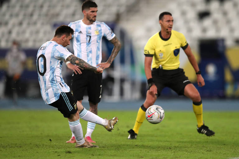Messi faz golaço e inicia busca por taça inédita pela Argentina com empate contra o Chile