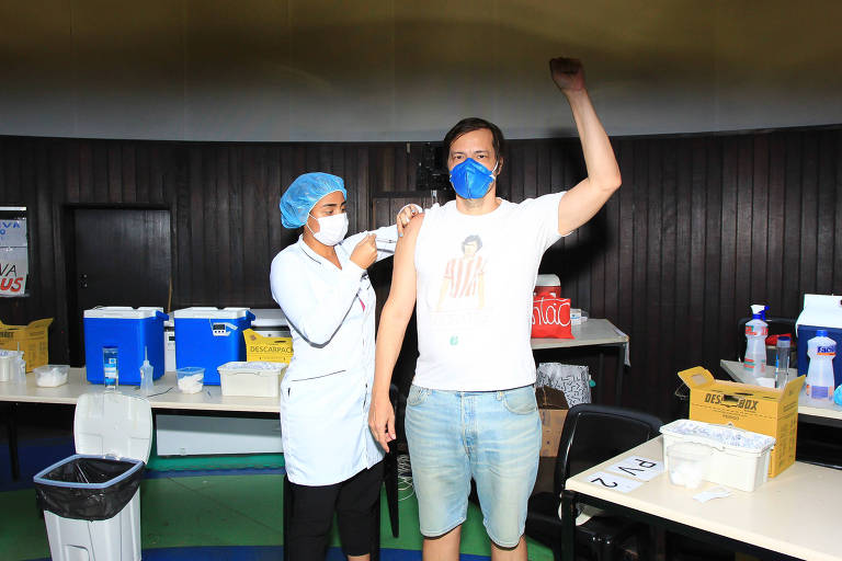 Heitor Martinez é vacinado contra a Covid-19 no Rio