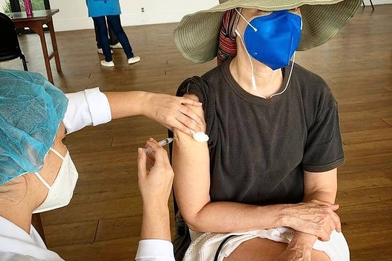 Fernanda Torres é vacinada contra a Covid