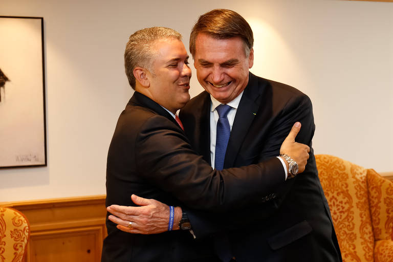 Iván Duque, presidente da Colômbia, abraça Bolsonaro durante reunião bilateral em 2019; o colombiano está enfraquecido por uma série de protestos em seu país