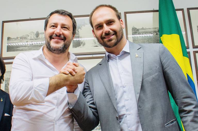 O ultradireitista italiano Matteo Salvini (à esq.) ao lado do deputado Eduardo Bolsonaro, filho do presidente brasileiro; ex-ministro do Interior da Itália, Salvini perdeu popularidade e fracassou na tentativa de se tornar premiê em 2019
