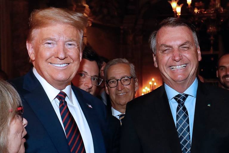 O ex-presidente dos EUA Donald Trump recebe Bolsonaro nos EUA, em um jantar em sua residência de Palm Beach, Flórida; no ano passado, Trump perdeu a eleição para o democrata Joe Biden