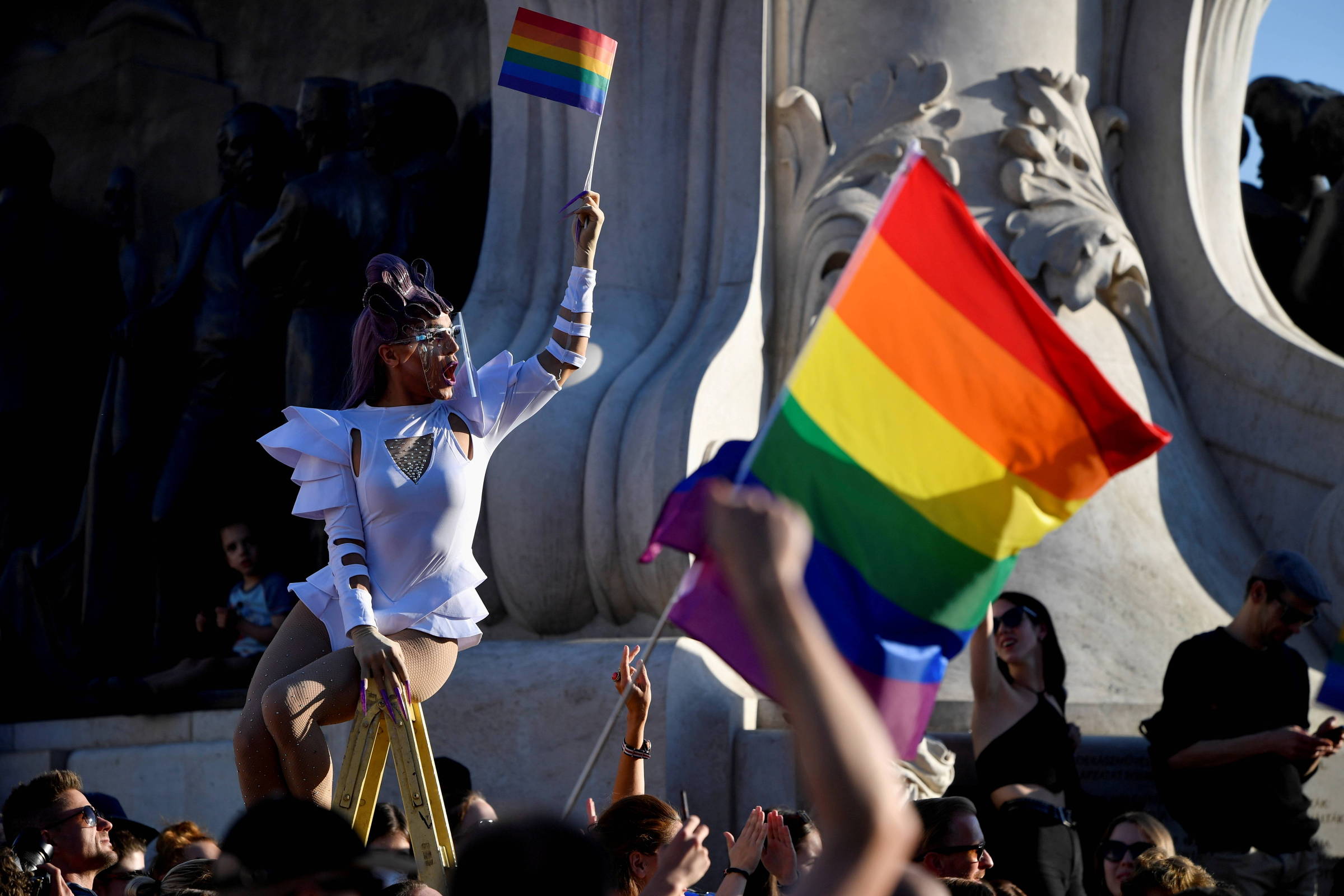 Hungria aprova lei que proíbe conteúdos considerados pró-LGBT para  - 15/06/2021 - Mundo
