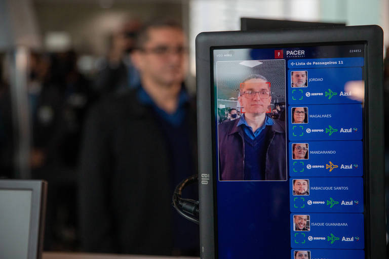 Um passageiro faz reconhecimento facial em chek-in no Aeroporto de Congonhas, em São Paulo