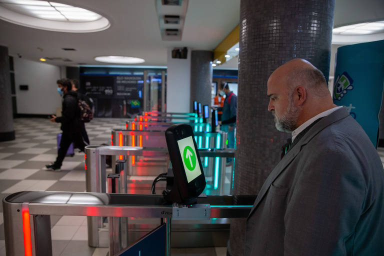 Um passageiro sem a máscara para fazer o reconhecimento facial no Aeroporto de Congonhas, em São Paulo