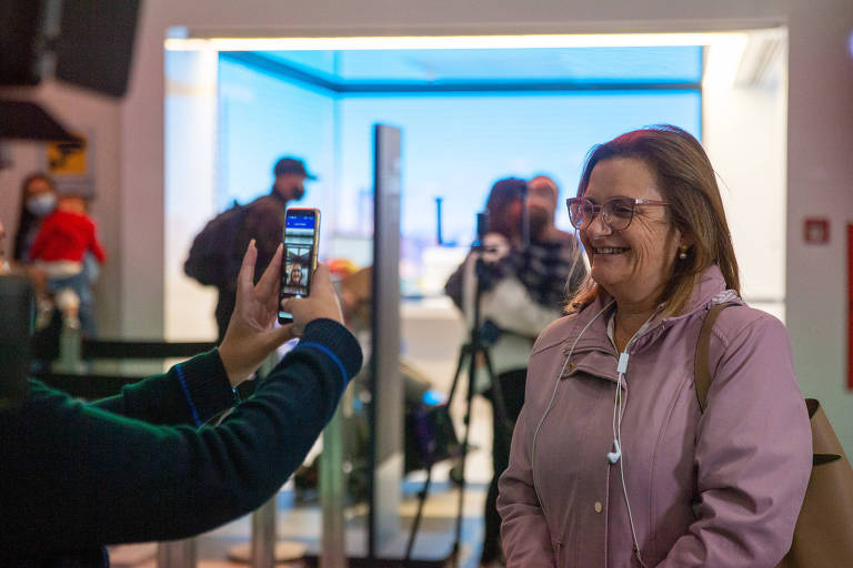 Uma passageiro faz o registro da identidade facial em chek-in no Aeroporto de Congonhas, em São Paulo