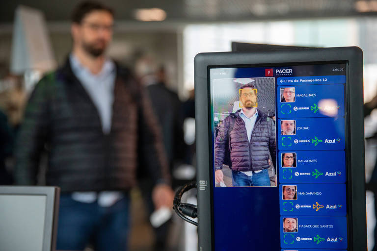 Um homem faz seu reconhecimento facial no Aeroporto de Congonhas, em São Paulo