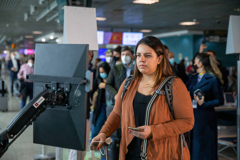 Um homem faz seu reconhecimento facial no Aeroporto de Congonhas, em São Paulo