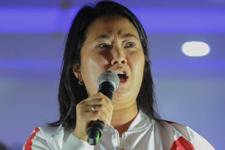 Keiko Fujimori, do partido Fuerza Popular, que considera ter havido fraude na eleição presidencial no Peru, discursa para simpatizantes em Lima