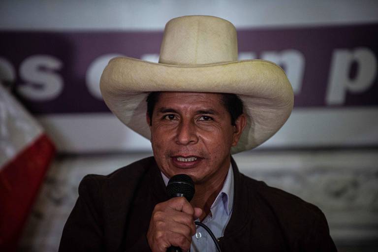 Usando chapéu de boiadeiro, Pedro Castillo, do partido Peru Libre, que deve ser o vencedor da eleição para presidente, concede entrevista a jornalistas na sede da legenda, em Lima