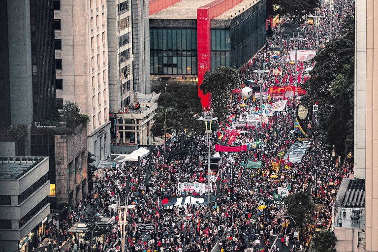 Manifestantes durante ato contra o presidente Jair Bolsonaro, na avenida Paulista, em São Paulo