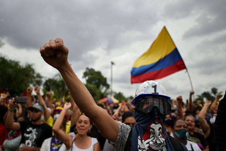 Colombianos participam da inauguração de monumento construído por manifestantes que protestam há mais de um mês contra o governo de Iván Duque