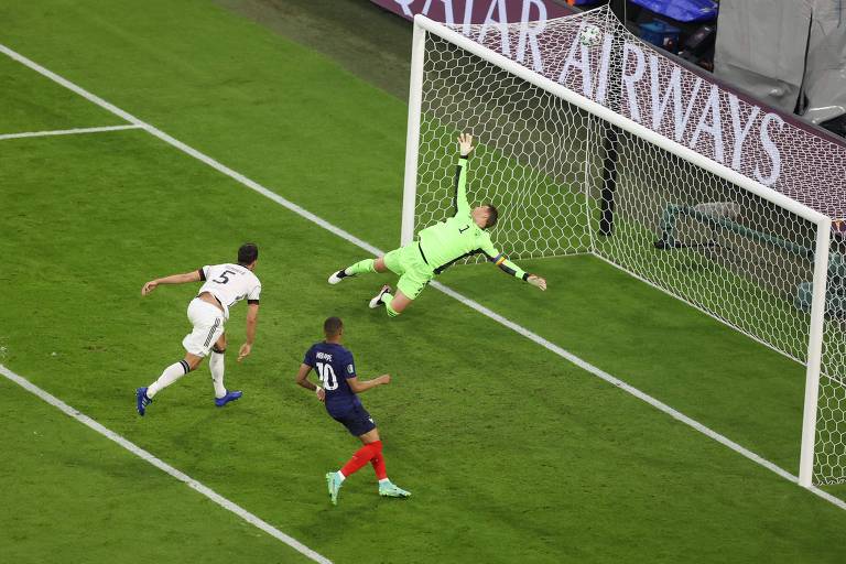 Hummels desvia contra o próprio gol e marca a favor da França, na estreia da Euro