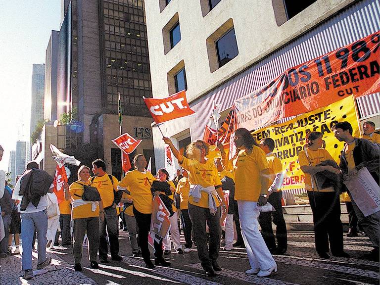 Manifestantes em protesto na avenida Paulista, em São Paulo; o ato foi motivado pela crise de energia e a corrupção que afetavam o país