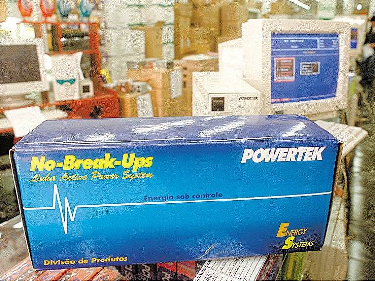 Foi comum o uso de 'kit apagão' à época; estabilizadores de energia conseguiam manter o computador ligado por até 25 minutos houvesse corte de luz; preços variavam entre R$ 209 a R$ 550 (valores corrigidos pela inflação)