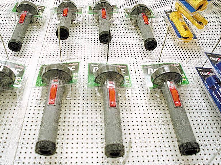 Outro item do 'kit apagão' eram as lanternas; a mais comum, que usava duas pilhas grandes, saia por R$ 13 em média (valore corrigido pela inflação)