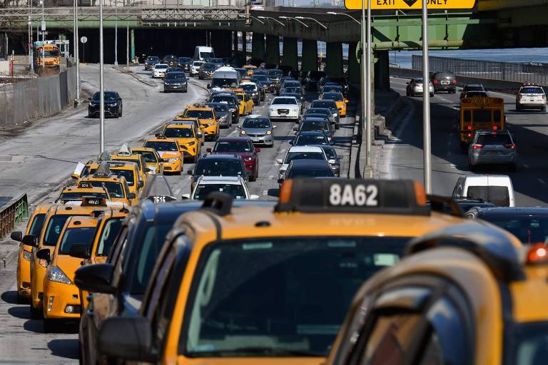 Motoristas de táxi de Nova York participam de manifestação que pede o perdão de dívidas por causa da pandemia 