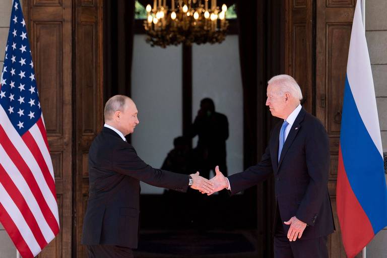 Os presidentes de Rússia, Vladimir Putin, à esq., e EUA, Joe Biden, cumprimentam-se antes de reunião de cúpula em Genebra, na Suíça