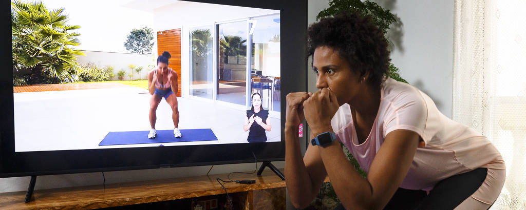 A jogadora de vôlei Natália Martins faz aulas online de ginástica