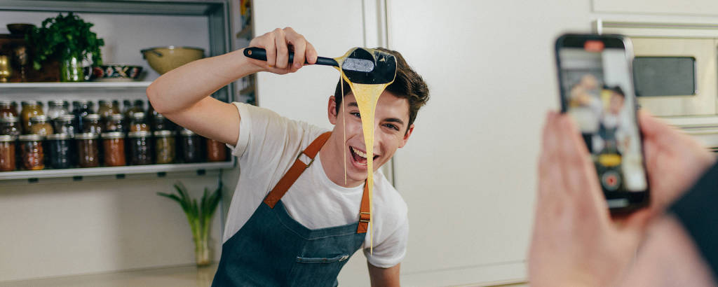 Eitan Bernath, estrela do TikTok de 19 anos com mais de 1,6 milhão de seguidores, filma vídeo de culinária em sua casa em Nova York