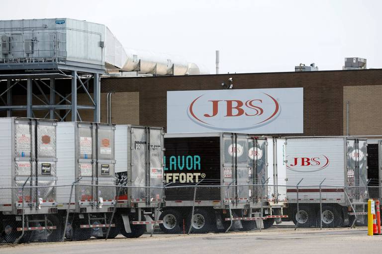 Área de transporte de carga de fábrica, com logo da JBS