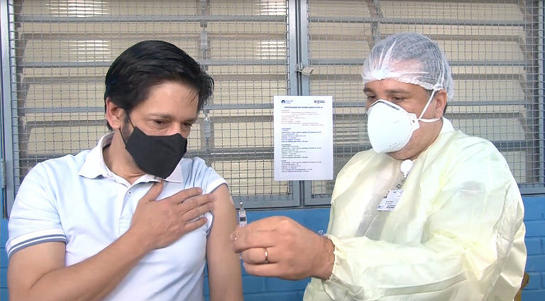 O prefeito de São Paulo, Ricardo Nunes (MDB), 53 anos, recebeu a primeira dose de vacina contra a Covid-19 na manhã desta sexta-feira (18). Ele foi imunizado na Unidade Básica de Saúde Veleiros (zona sul da capital paulista)